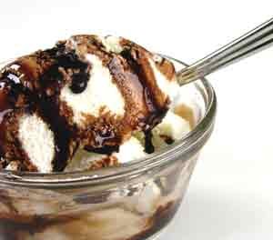 Helado de Piña con Crema de Chocolate