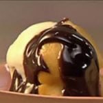 Helado de Vainilla con Salsa de Chocolate